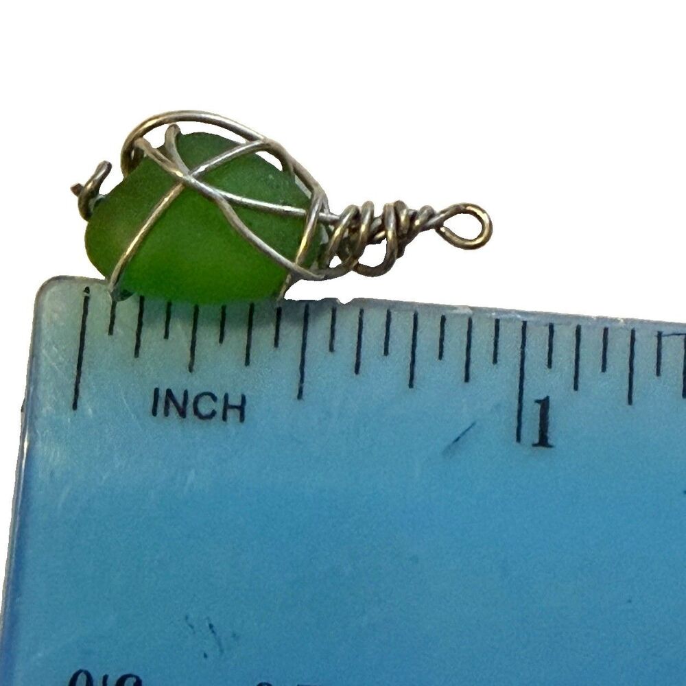 Vintage Kelly Green Sea Glass Wire Wrapped Pendant Silver Tone Necklace Charm - Picture 4 of 4
